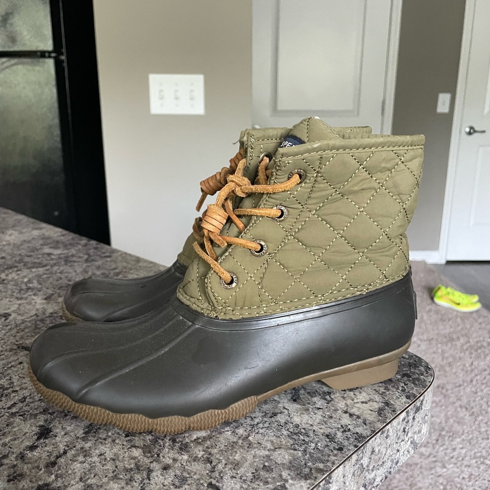 SPERRY TOP SIDER QUILTED DUCK BOOT - OLIVE